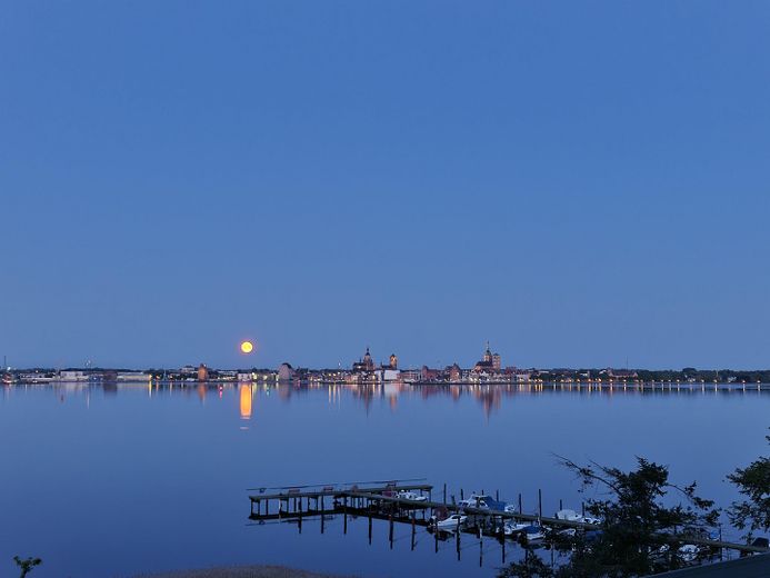 Exklusives Wohnhaus im Seebad Altefähr auf Rügen – Nachtstimmung