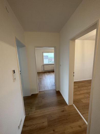 Exclusively modernized 3-room apartment with south-facing balcony, new bathroom & fitted kitchen – Foto 6