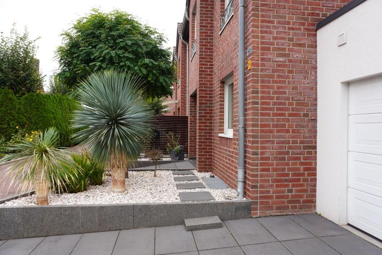 Reihenhaus, mit Doppelgarage, PV-Anlage, Speicher – Seitenansicht