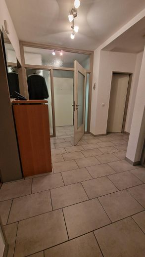Balkonlu ve kapalı otopark park yeri bulunan, gün ışığı alan 4 odalı kat mülkiyetli daire – Flur