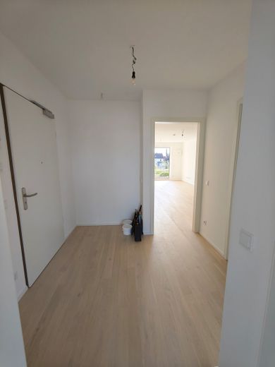 2 Zi-Wohnung Erstbezug ab 1.11. fußläufig 8 min zu U-und S-Bahn – Gang in Richtung Wohnzimmer