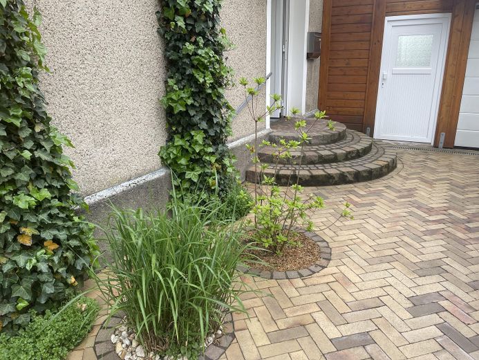 Modernes Einfamilienhaus mit viel Platz und idyllischem Garten, Kaufgrundstück – Eingangsbereich