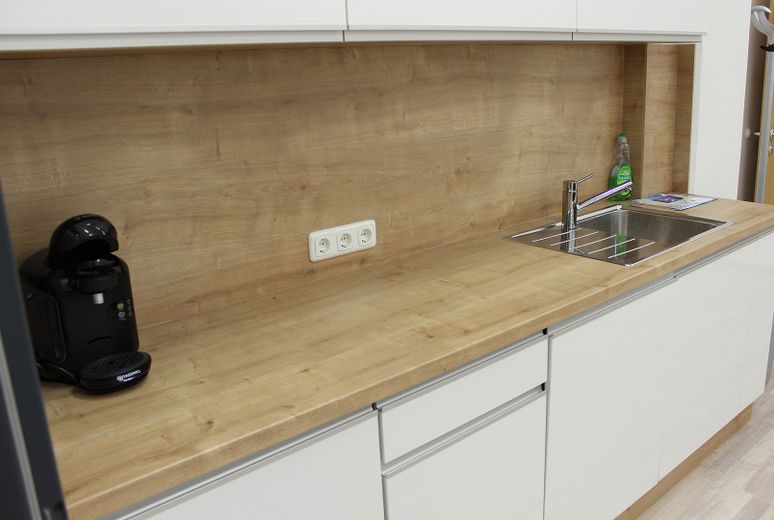 Büro ca. 20 m² in Augsburg-Lechhausen – provisionsfrei, ab 31.08.2026 – Küchenzeile und Kühlschrank
