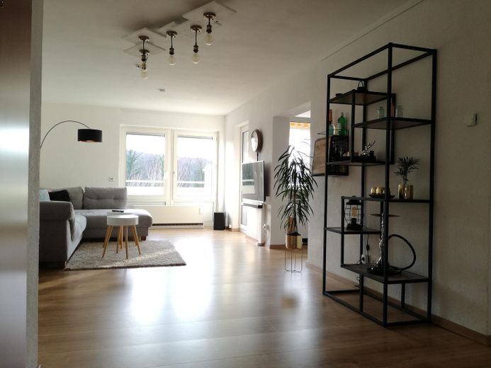 Spacieux appartement de 4 pièces avec 2 salles de bains, balcon et garage, offrant une vue incroyable – Wohnzimmer