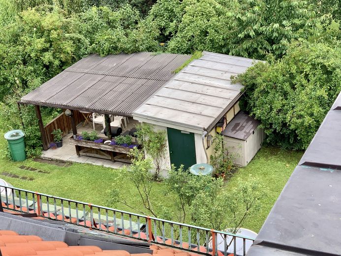Bogenhausen: luminoso e tranquillo appartamento condominiale di 2,5 locali, TG, libero – Sitzplatz/ Laube