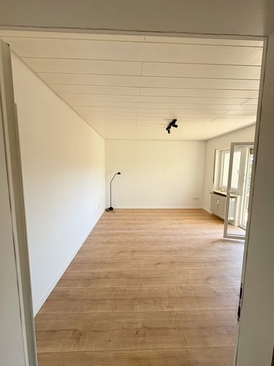 Top Gelegenheit! Sanierte 1 ZKB mit Lodgia Kapitalanlage oder Eigennutz – Wohn-/Schlafzimmer