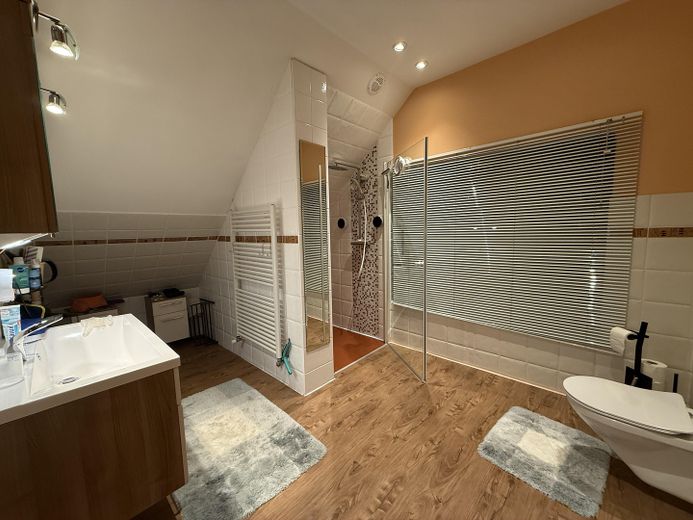 NEU! Ikonische, lichtdurchflutete Landhaus Villa mit Einliegerwohnung & mögl. Grundstkserweiterung – Duschbad 2. OG Abends