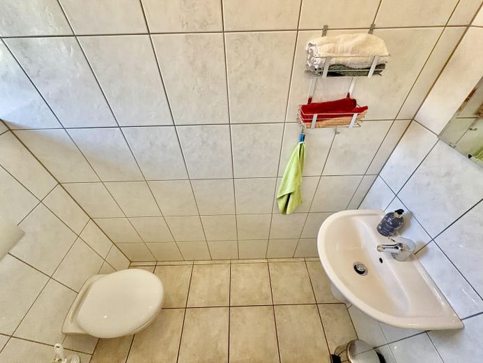 Provisionsfrei: Doppelhaushälfte mit 137 m², Garten und Garage in Erkelenz – Gäste-WC EG