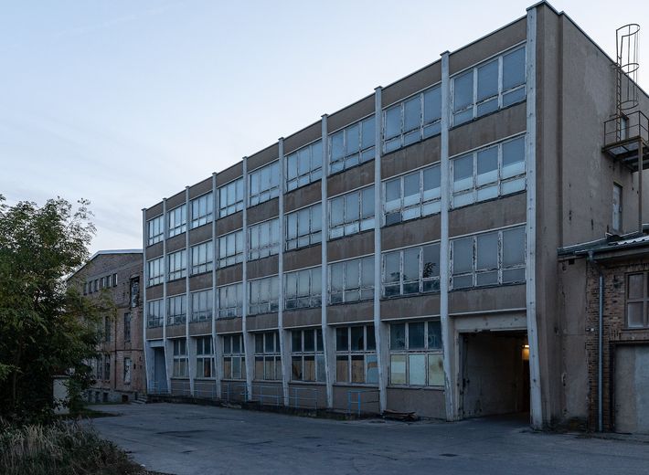 Gewerbeobjekt – nebenstehendes (Büro)Gebäude