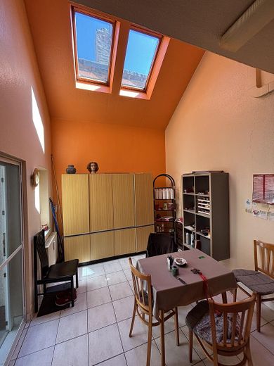 Wohn- und Geschäftshaus, top renovierte Wohnung sofort frei! Eigenutzung oder Kapitalanlage – Pausenraum