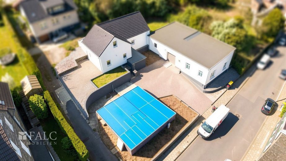Wohnen in zentraler Lage: Einfamilienhaus mit Perspektive – Außenansicht - (KI generiert)