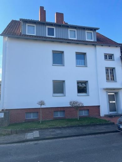Lichtdurchflutete charmante 3 Zi-DG-Whg. renoviert-in bester grüner Lage - – Vorderfront Haus