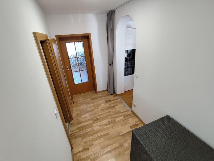Grand appartement de 4 pièces avec balcon et place de parking en sous-sol, dans un quartier prisé de Bad Homburg – Flur