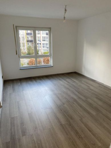 Helle frisch renovierte 3 Zimmer Wohnung in Wiesbaden- Klarenthal zum Vermieten – Schlafzimmer