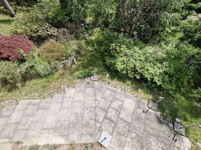 Moderne Architektenvilla in Hanglage - Design, Licht &amp; Natur in Perfektion – Blick auf die Terrasse aus dem OG