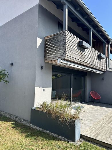 Moderna y luminosa vivienda pareada de planta abierta con jardín – Foto 18