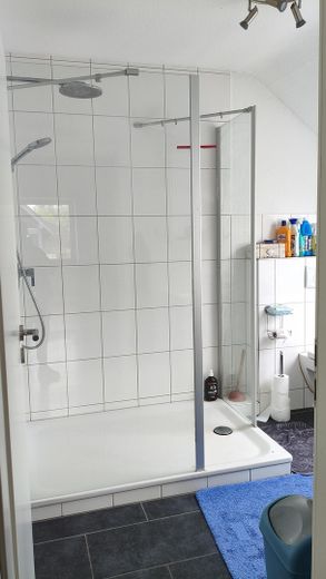 Doppelhaushälfte Einfamilienhaus, ländl. ruhige Lage doch zentral, gesamte Infrastruktur fußläufig – Tageslichtbad Dusche Wanne 1.E