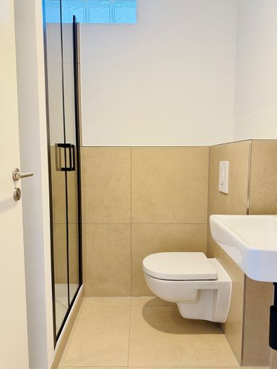 NIEUW: Vrije en volledig gerenoveerde 2-kamerwoning in Berlin-Mitte/Wedding | zonder makelaarscourtage – Bad