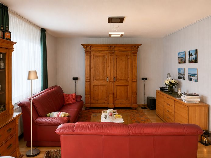 Helle, familienfreundliche Doppelhaushälfte in Südlage mit Garten und Terrasse – Wohnzimmer rechts