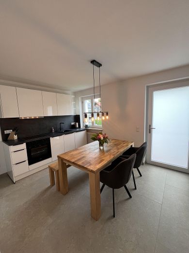 Lichtdurchflutetet, hochwertig möblierte 2- Zimmer Wohnung befristet – Wohnküche