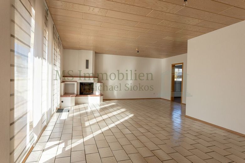 *** Charmante 4-Zimmer-Hochparterre-Wohnung mit Terrasse und Garten *** – Wohn-Essbereich Ansicht 2