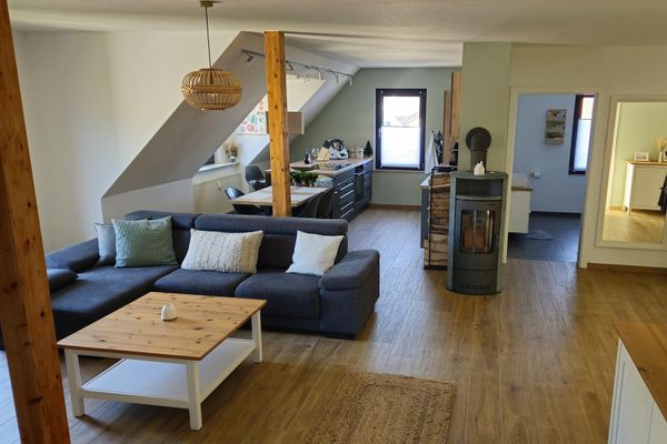 Moderno appartamento mansardato di 92m² con vista sul Main – subito abitabile e situato in zona tranquilla