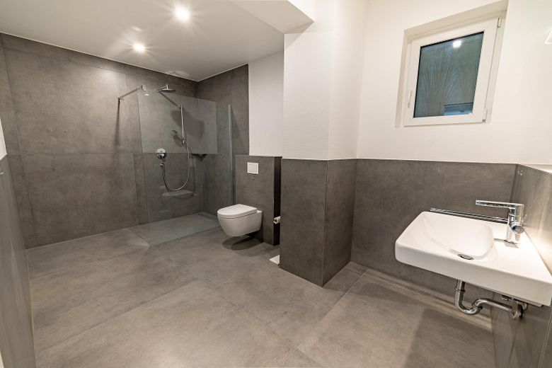 Attraktive Maisonettewohnung mit Haus-im-Haus-Charakter, Dachloggia, Garage – Badezimmer UG