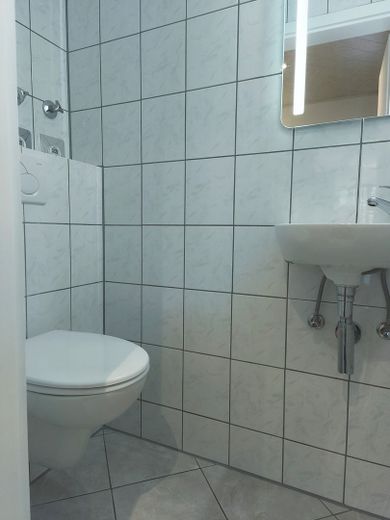 Appartamento curato di 2 locali con cucina componibile e posto auto in garage sotterraneo, arredato – Wc