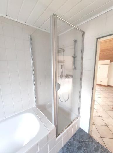 3 Zi. DG Wohnung mit Küche, Gartenmitbenutzung und Stellplatz – Bad mit Badewanne und Dusche Bild 3