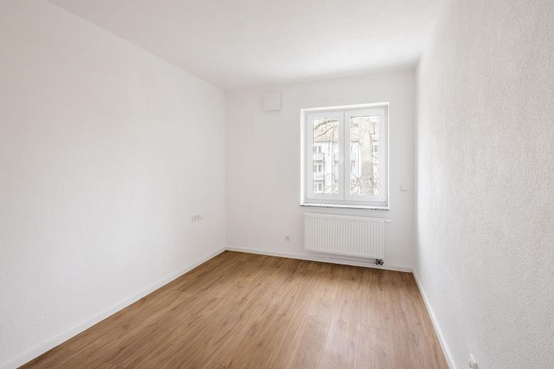 Erstbezug nach Kernsanierung: Helle 3-Zimmer-Wohnung in Mehrfamilienhaus (2.OG) – Zimmer