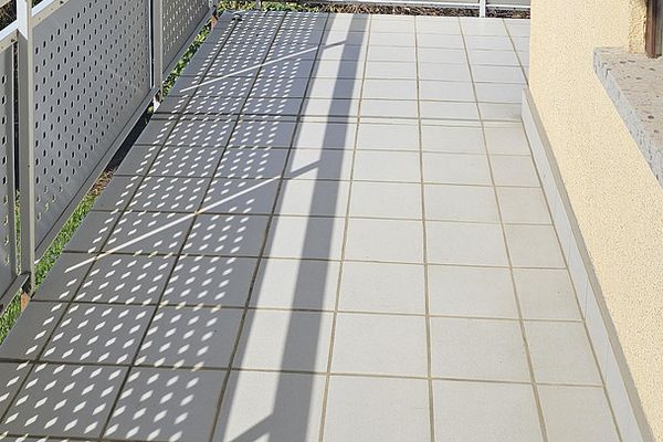 Ebersteinburg'da balkon + garajlı güneşli 4 odalı daire