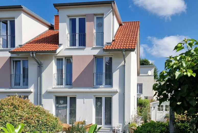 - Senza commissioni - Casa bifamiliare a basso consumo energetico con dotazioni di alta qualità presso il lago Öjendorfer – Straßenansicht