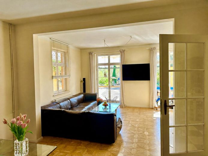 Villa mit Gutshauscharakter auf 3500m²-unverbaubarer Seeblick in Kieler Stadtrandlage – Wohnzimmer