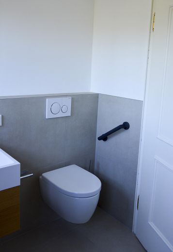 Exceptional semi-detached house with potential and a dream garden – prime location on Portenlängerstraße in Grünwald – Duschbad OG