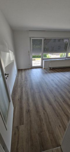 Modernisierte, barrierefreie 2 Zi. Stadtwohnung mit Garten und Südterrasse – Wohnzimmer