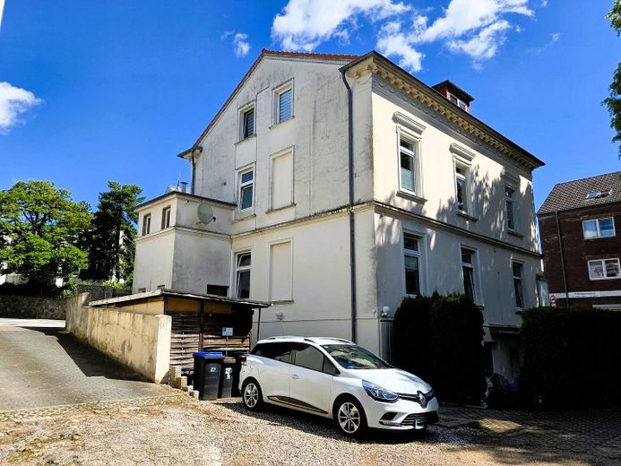 Investment property: Listed apartment building with potential – Hausansicht mit Stellplatz