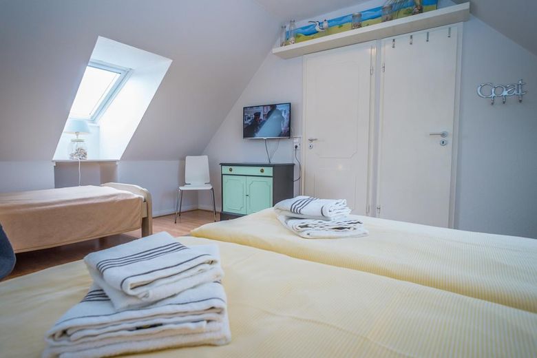 List/Sylt: charmante Eigentumswohnung Obergeschoss (1.Stock) + DG – Zimmer DG