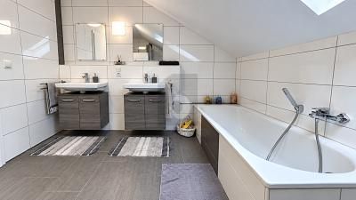 سعادة عائلية عصرية مع مدفأة وحديقة – 1788627917_f255b3.jpg