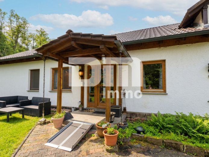 Altengerechtes Wohnen mit Charme: Großzügiger Bungalow auf großem Grundstück + Nebengebäude – Foto 1