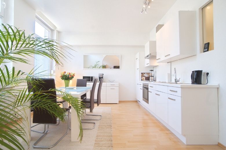 Rüttenscheid’de iç avluya açılan üstü kapalı verandası bulunan aydınlık, çok çekici ve geniş daire – 1f10375b4670f1c89b3933db7136b60c1daa2d00.jpg