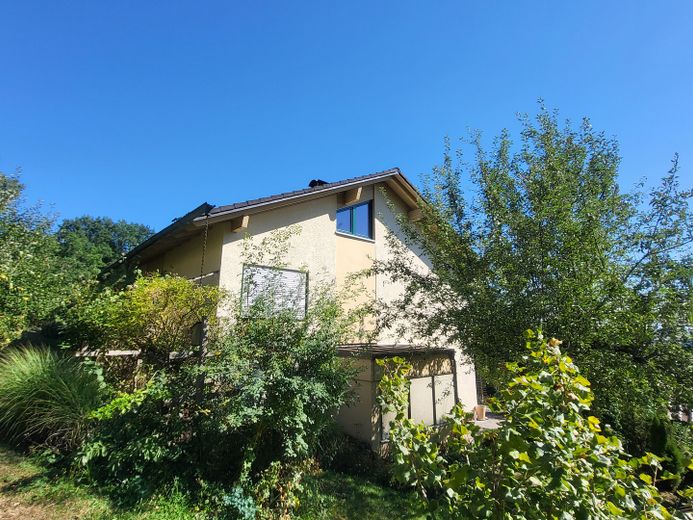 Freistehendes Einfamilienhaus in ruhiger Südhanglage mit weitem Blick über das Vilstal – Aussenansicht