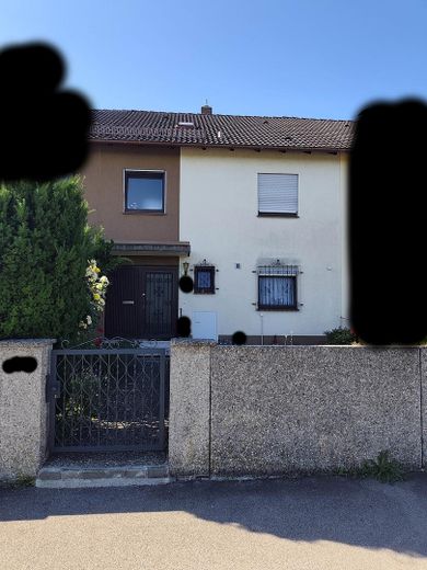 Casa a schiera centrale con 4 locali e garage – Vorderansicht