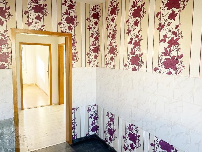 *** AFFERRA ORA - CURATO APPARTAMENTO DI 3 LOCALI IN ZONA VERDE DI ZEITHAIN! *** – Küche mit Blick Richtung Flurbereich