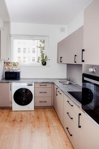 ¡Sin comisión! Tu hogar en Charlottenburg: luminoso apartamento de 3 habitaciones con balcón, cocina equipada y ascensor – Küche