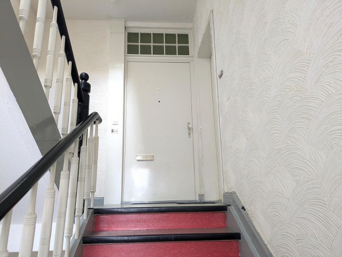 Charmant chez-soi ou investissement : emplacement central, sans commission – Treppenhaus und Wohnungstür