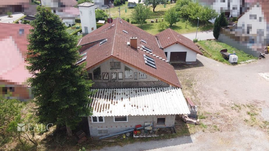Sanierungsbedürftiges Mehrfamilienhaus in Laudenberg – Rückseite