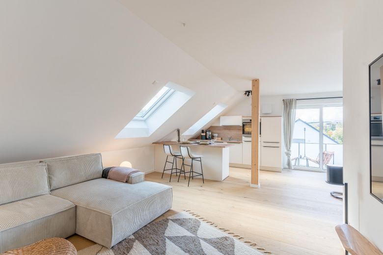 Langenbach | Nuovo bilocale mansardato con cucina BORA e ampio balcone soleggiato – Wohnbereich