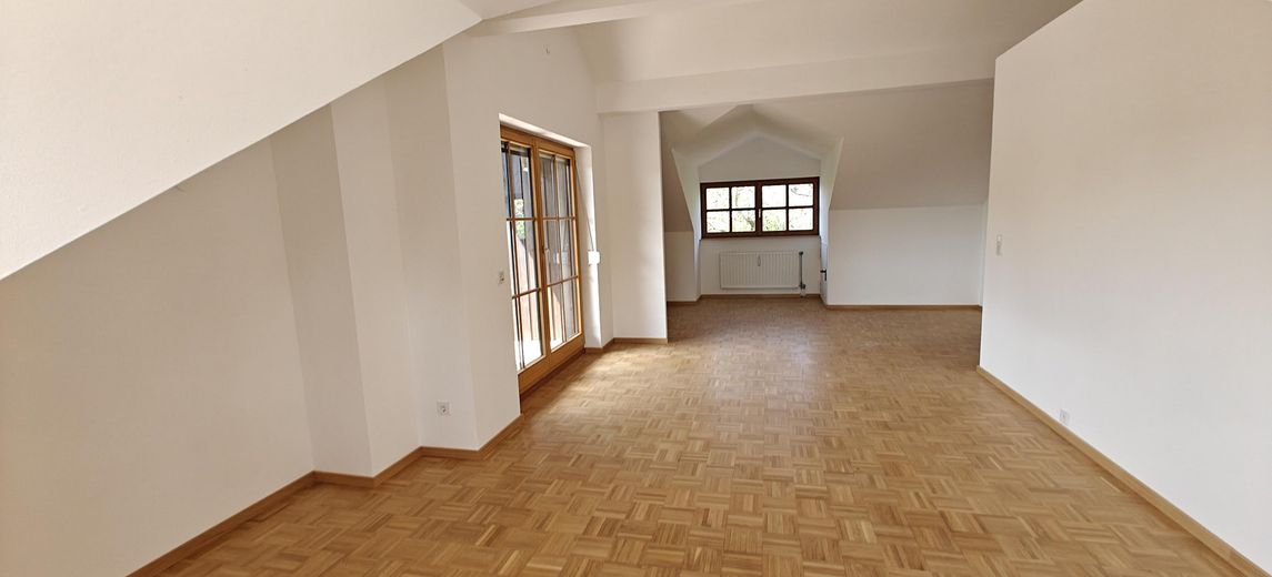 Frisch renovierte lichtdurchflutete 4-Zimmer Maisonette Wohnung mit großem Balkon und TG Stellplatz – Obergeschoss