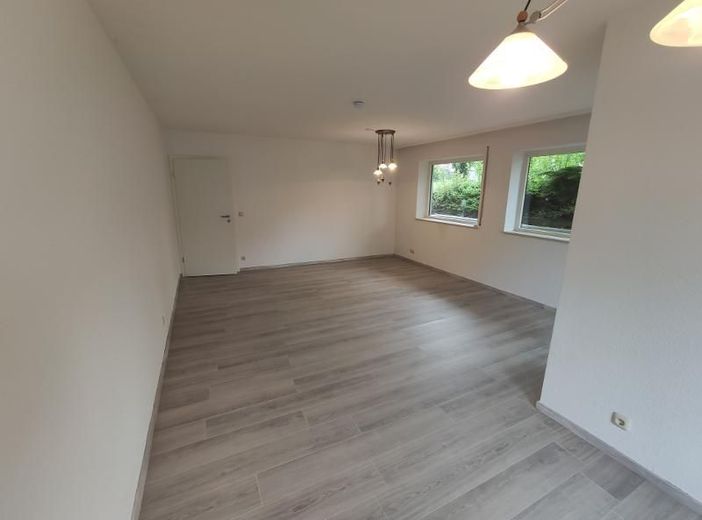 2 Zi. Souterrain Wohnung mit Terrasse und Garten (optional) – Wohnzimmer mit Zugang zur Terrasse Bild 4