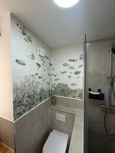 Schöne Ferienwohnung / Eigentumswohnung am Pönitzer See (Nähe Scharbeutz) – Duschbad 1